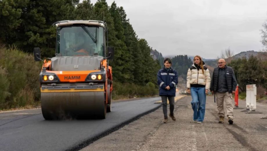 Trabajos de asfalto en la Ruta 48 de San Martín de los Andes. Foto: Gentileza Neuquén Informa. 