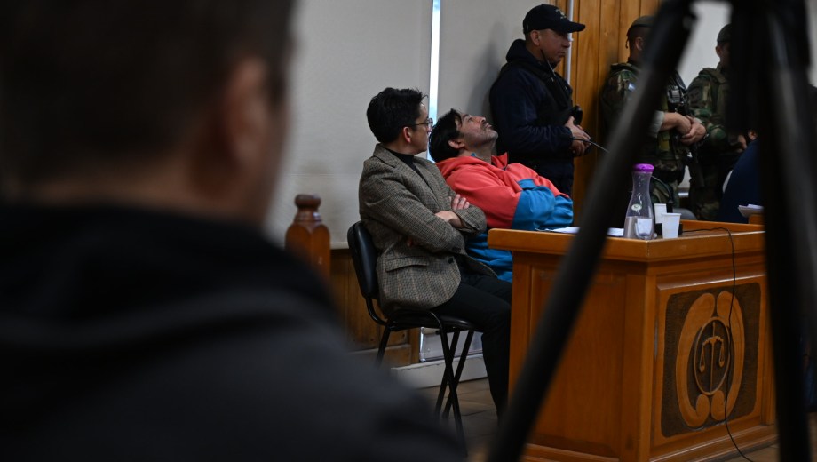 Jua Bonnefoi mira hacia arriba durante la audiencia de formulación de cargos por el crimen del comerciante Elías Miguel en Bariloche. 