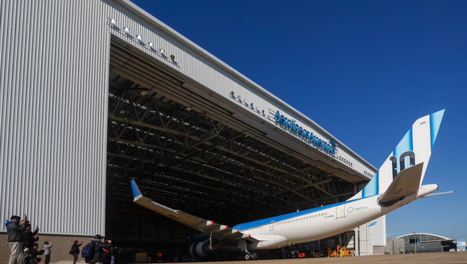 Aerolíneas presentó “el avión más argentino del mundo”.
