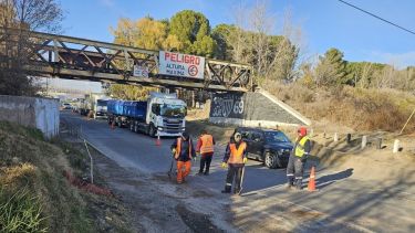 Gran operativo de bacheo en Ruta 22 y 151: Cipolletti repara la zona bajo el puente ferroviario