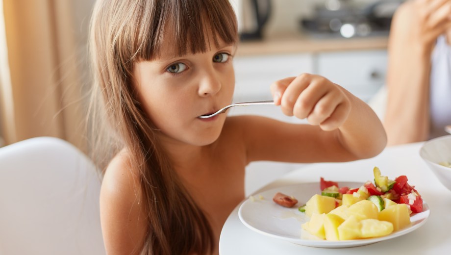 El rechazo a alimentos nuevos o desconocidos suele aparecer entre los 2 y 6 años.