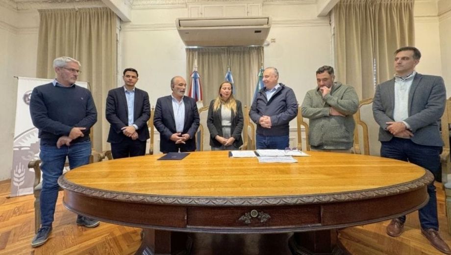 La firma de la carta de intención del proyecto. Foto: gentileza.