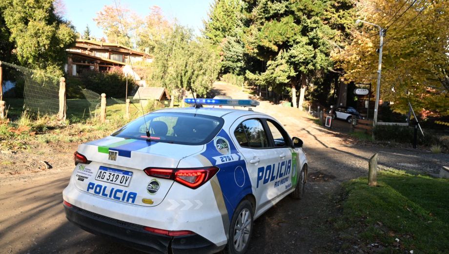 La Policía de Río Negro coordina la búsqueda de Analía Corte, en la zona del kilómetro 6 de Bariloche. Foto: Chino Leiva