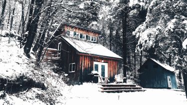 Vivir en una tiny house frente a la montaña: cuánto cuesta construir una microcasa en la Patagonia
