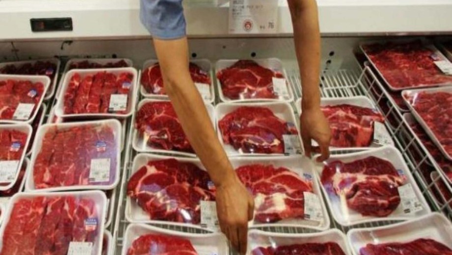 Intentó robar carne en un supermercado y terminó imputado por agredir a un policía.
