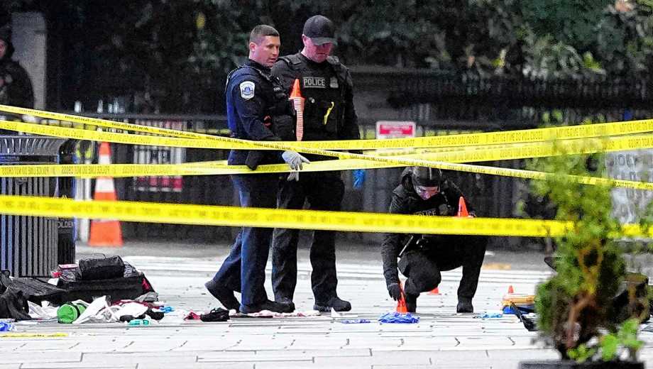 La policía del Servicio Secreto de Estados Unidos coloca marcadores de evidencia en la escena del crimen después de responder a informes de disparos cerca de la Casa Blanca (Foto AP/Alex Brandon)