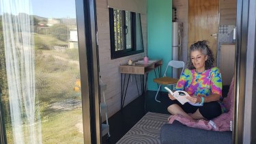 A los 64 años, Silvia armó en 90 días su casa de 15 m2 en un container en un paraíso de Córdoba