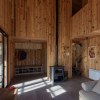 Imagen de Vivir y trabajar en el bosque: la familia que dejó Buenos Aires para criar a su hijo en un refugio de diseño en Bariloche