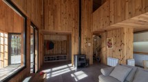 Imagen de Vivir y trabajar en el bosque: la familia que dejó Buenos Aires para criar a su hijo en un refugio de diseño en Bariloche