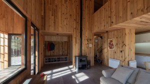 Vivir y trabajar en el bosque: la familia que dejó Buenos Aires para criar a su hijo en un refugio de diseño en Bariloche
