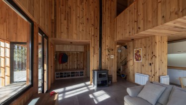Vivir y trabajar en el bosque: la familia que dejó Buenos Aires para criar a su hijo en un refugio de diseño en Bariloche