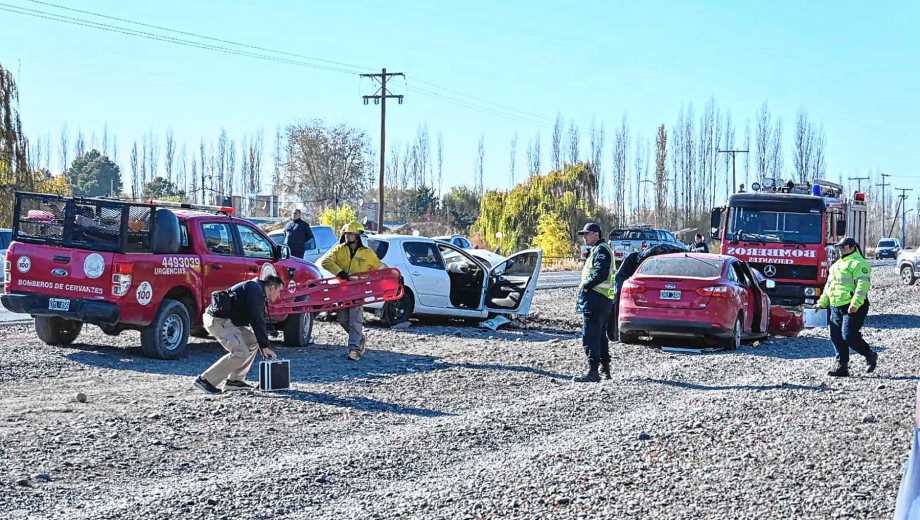 Los sobrevivientes del choque fatal en la Ruta 22 fueron trasladados a Roca. Foto: Juan Thomes