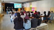 Imagen de De Villa Llanquín al aula: la historia de la estudiante que volvió a su pueblo para enseñar a cuidar el río