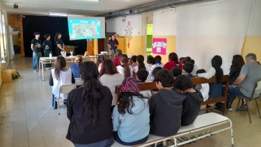 De Villa Llanquín al aula: la historia de la estudiante que volvió a su pueblo para enseñar a cuidar el río