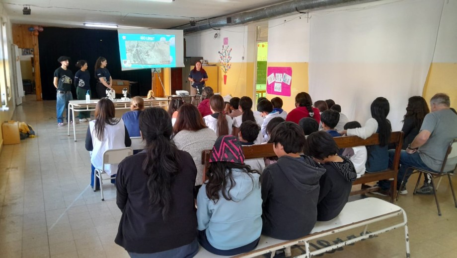 La visita a la escuela de Villa Llanquín. Foto: gentileza