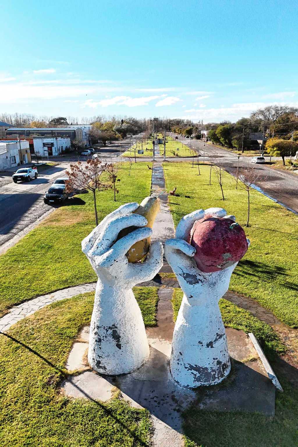 escultura homenaje  al Trabajador Rural