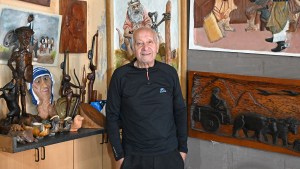 Del fútbol a la madera: el maestro artesano de Cipolletti que convirtió troncos de la Patagonia en arte