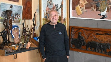 Del fútbol a la madera: el maestro artesano de Cipolletti que convirtió troncos de la Patagonia en arte
