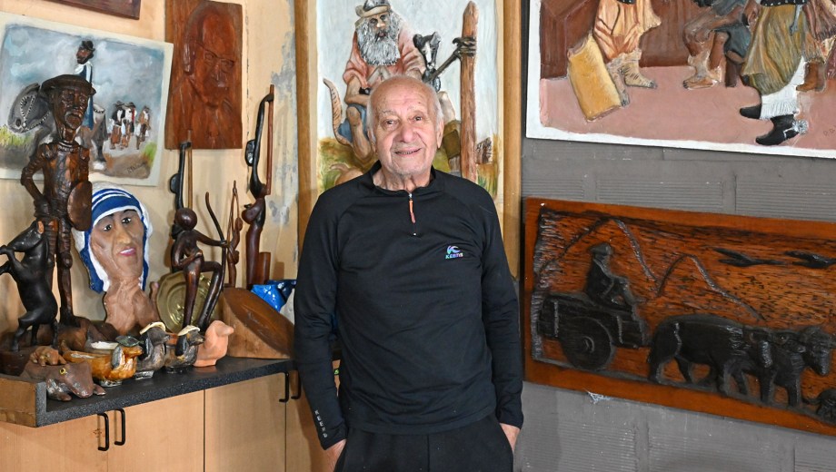 Raúl Di Lauro conserva en su casa decenas de esculturas talladas a mano durante décadas de trabajo artesanal. Foto: Flor Salto.