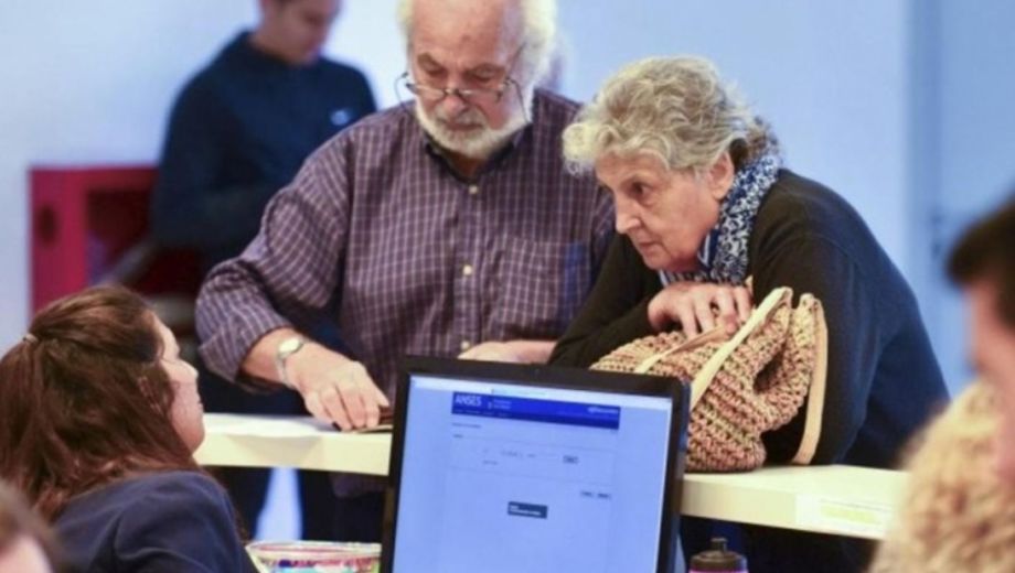 Aguinaldo y aumento de ANSES: cuánto cobrarán los jubilados y pensionados en junio con el nuevo esquema previsional.-
