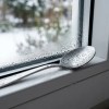 Imagen de Poner una cuchara en la ventana: el truco casero que ayuda a reducir la humedad en el hogar