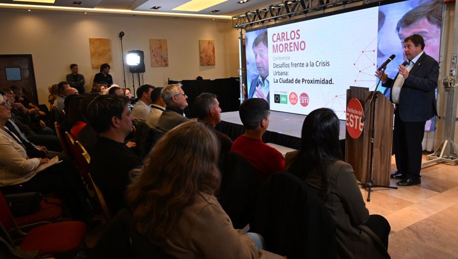 El gobernador Alberto Weretilneck estuvo este miércoles en la conferencia del reconocido urbanista Carlos Moreno. (foto Alfredo Leiva)