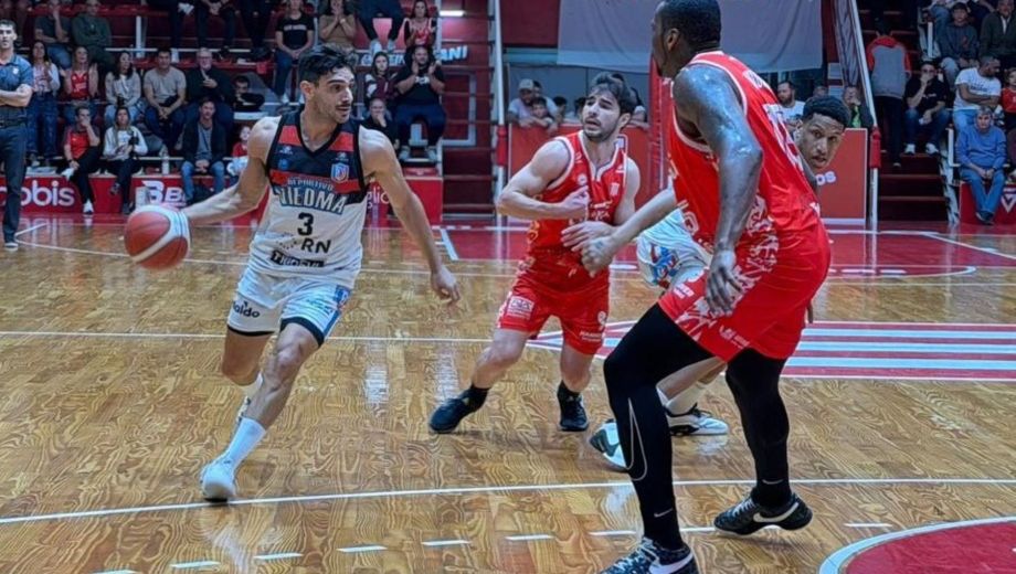 Paletta encara a Hooper, en un duelo entre los mejores de la noche. (Prensa San Isidro)