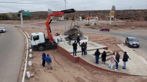 El Chocón tendrá un nuevo atractivo: montan una escultura gigante de un dinosaurio frente a la Ruta 237