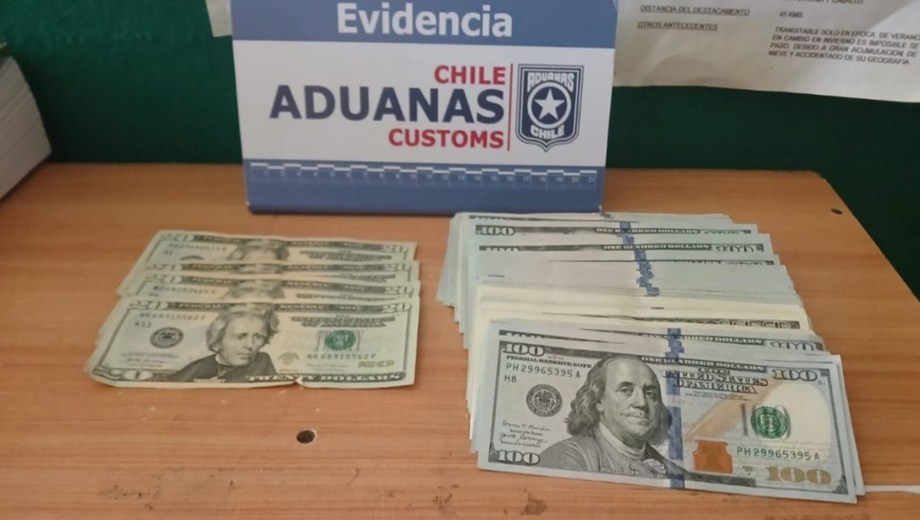 Los billetes fueron encontrados ocultos entre las pertenencias del conductor durante una inspección en el complejo fronterizo chileno.
