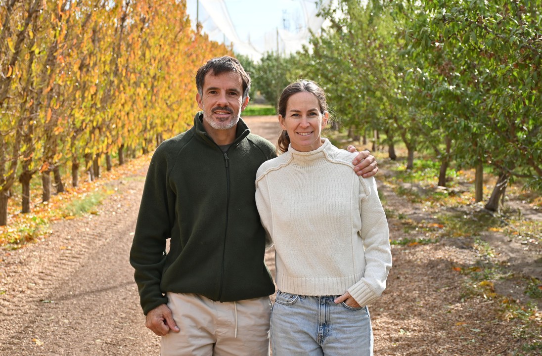 Eduardo y Helena, entre un cuadro plantado con pelones y otro plantado con almendras, en el Alto Valle del río Negro. 