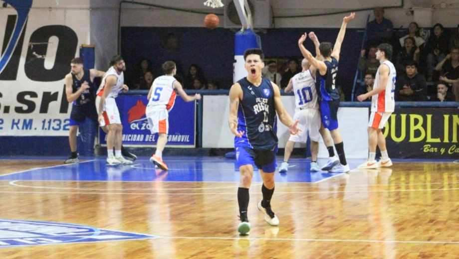 El festejo de Marcos Leal, el MVP de la noche reginense.