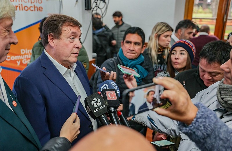 El gobernador rionegrino Alberto Weretilneck encabezó el acto junto con el intendente de Bariloche, Walter Cortés. (foto gentileza)