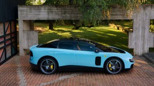 Ferrari presentó su primer auto eléctrico: críticas de rechazo y caída en el mercado