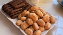 Imagen de Galletas y bastoncitos de naranja bañados en chocolate ideales para el mate