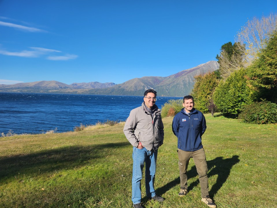 Gonzalo Rodriguez junto a Facundo Aparicio, ingeniero de proyectos de la empresa, en un lago de la Patagonia.