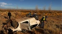Imagen de Volvían de Bariloche y sufrieron un fuerte vuelco sobre Ruta 237: dos mujeres fueron rescatadas del vehículo