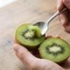 Imagen de Comer kiwi antes de dormir: por qué recomiendan hacerlo y qué beneficios tiene para el sueño