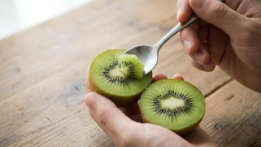 Comer kiwi antes de dormir: por qué recomiendan hacerlo y qué beneficios tiene para el sueño