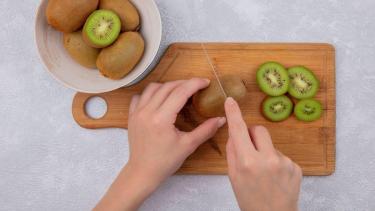 Qué pasa si comés kiwi todos los días: los beneficios que destacan los especialistas
