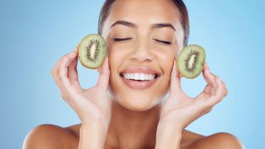 Kiwi para la piel: por qué recomiendan esta fruta para reducir el cansancio en la cara