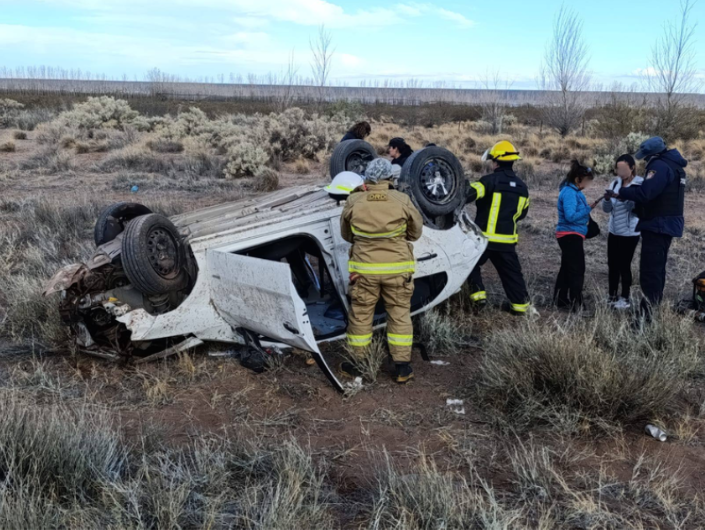 Volvían de Bariloche y sufrieron un fuerte vuelco sobre Ruta 237: dos mujeres fueron rescatadas del vehículo - Image 2