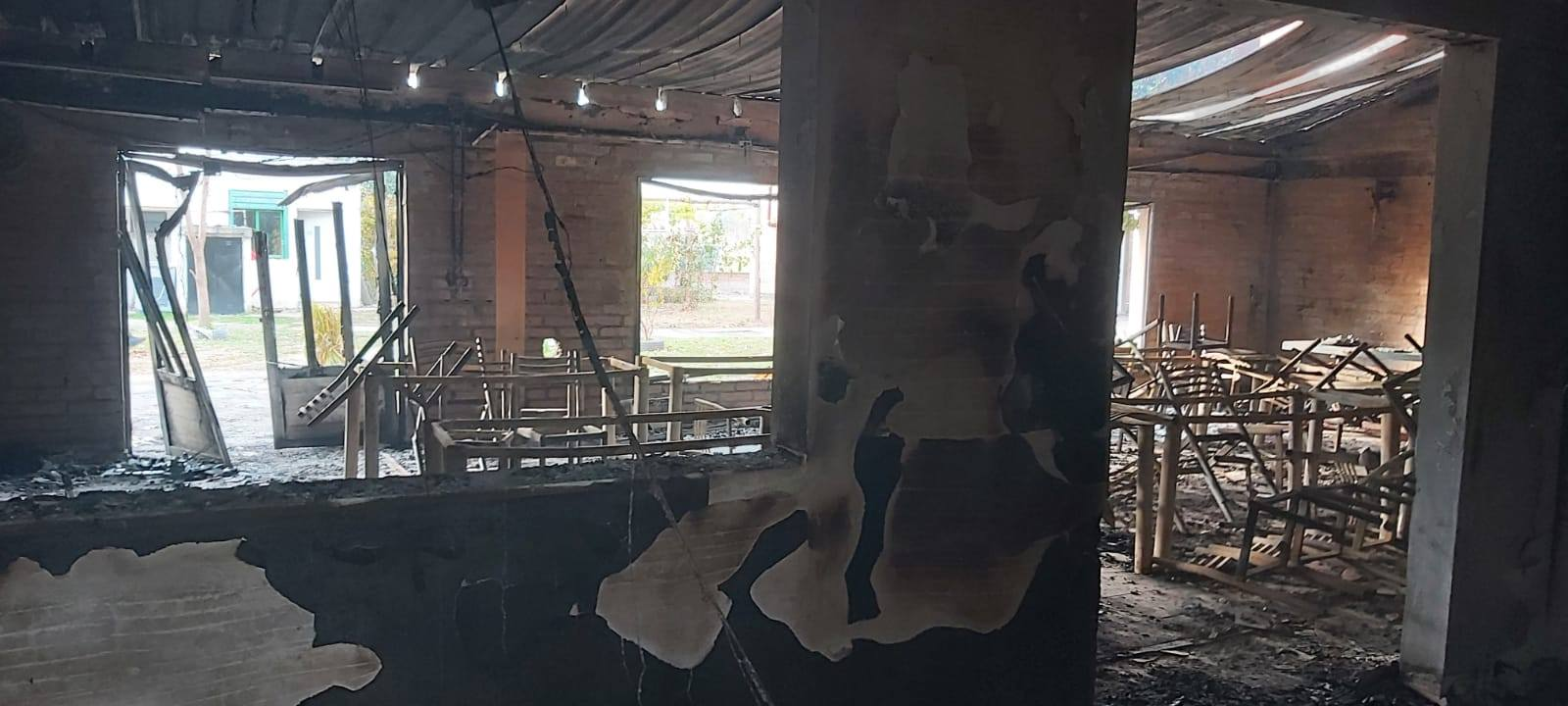 Mesas y cubiertos destruidos