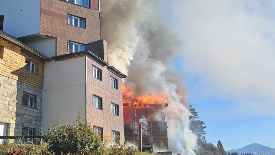 El fuego afectó el sector de ingreso de un establecimiento que se encuentra en refacción. 