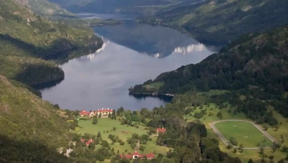 El magnate inglés Joseph Lewis construyó una mansión frente al lago Escondido, que quedó en el interior de las tierras que compró hace unos 30 años. (foto de archivo)