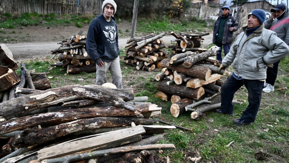 El Plan Calor de la Municipalidad de Bariloche entrega dos metros cúbicos de leña en el invierno. Comenzó la distribución esta semana. Foto: Chino Leiva