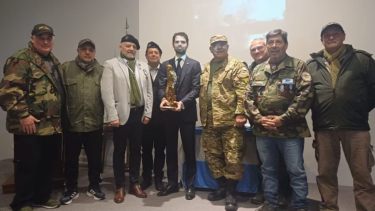 Veteranos distinguieron al embajador que tapó un mapa que mostraba Malvinas como británicas: «El mayor honor de mi vida»