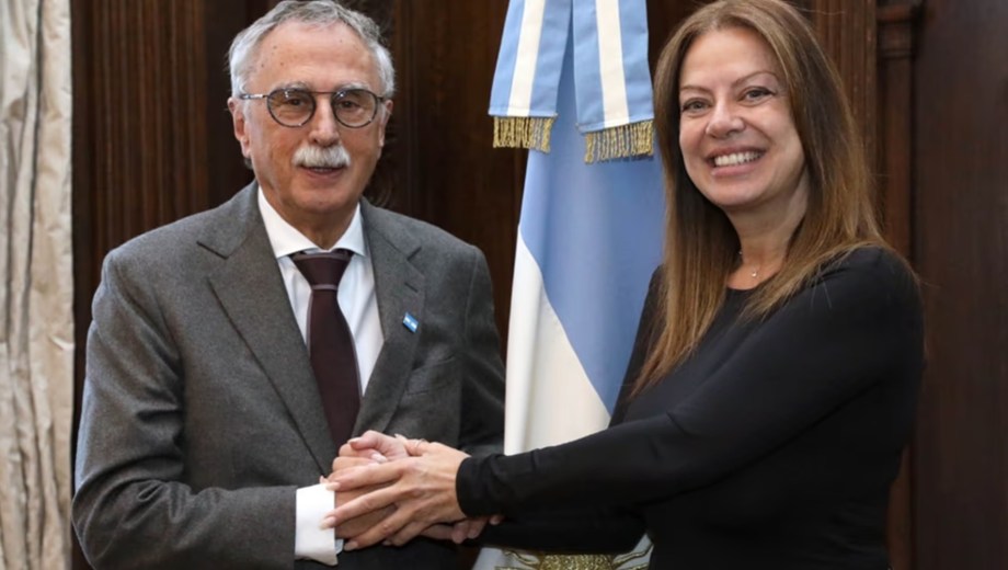 El Gobierno simplifica la matrícula para médicos recién egresados. 