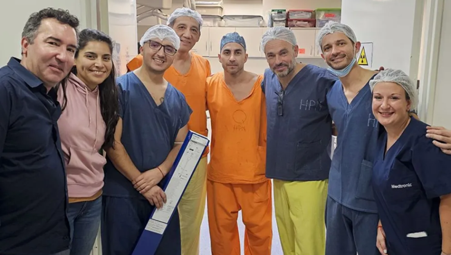El equipo que llevó a cabo la cirugía. Foto: gentileza. 