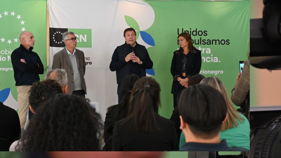 El ministro Echarren, el legislador Facundo López, el gobernador Weretilneck y la secretaria de Energía, Alejandra Confini.