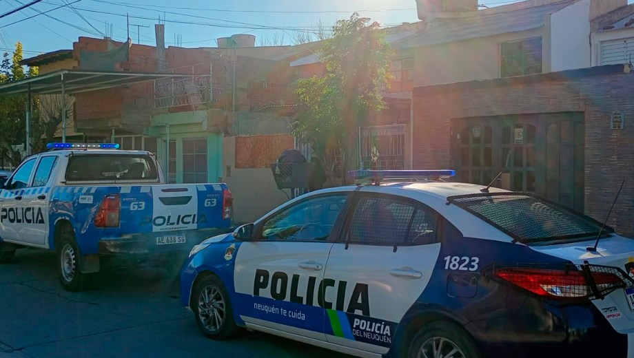 Casi incendian una vivienda tras un arresto por disparos en Neuquén: "Querían justicia por mano propia".